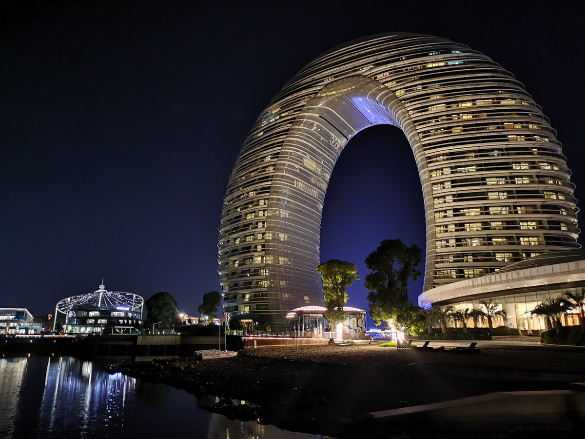 手机拍摄于湖州太湖度假区酒店夜景